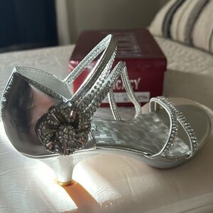 Metallic Silver Rhinestone Strappy Sandal Wedding, Prom, New Year. Sz: 6 1/2
